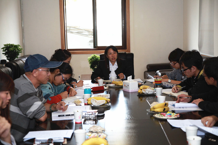 公司黨委副書(shū)記、紀委書(shū)記吳倩總結發(fā)言