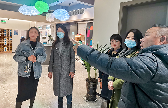 1639978166468900.jpg (小圖)參觀(guān)學(xué)習2.jpg